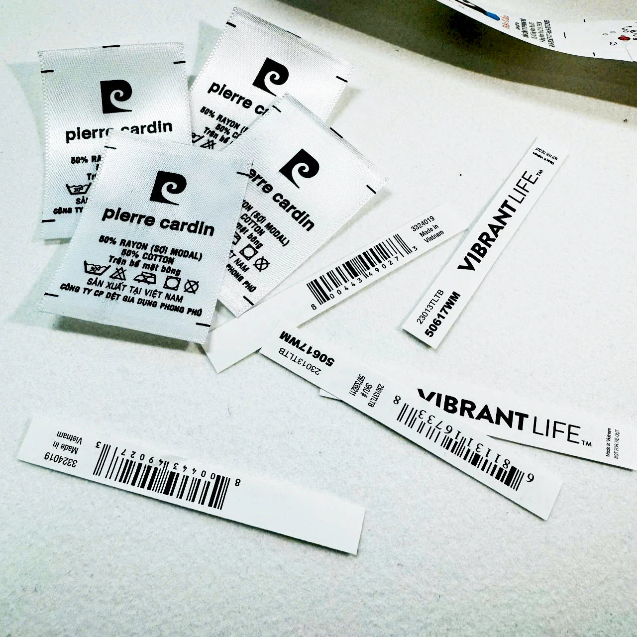 Wholesale Custom Sustainable TPU Clothing Labels Roll 3D Embossed Nickel-Free Digital Printing Heat Cut Edges Eco-friendly No