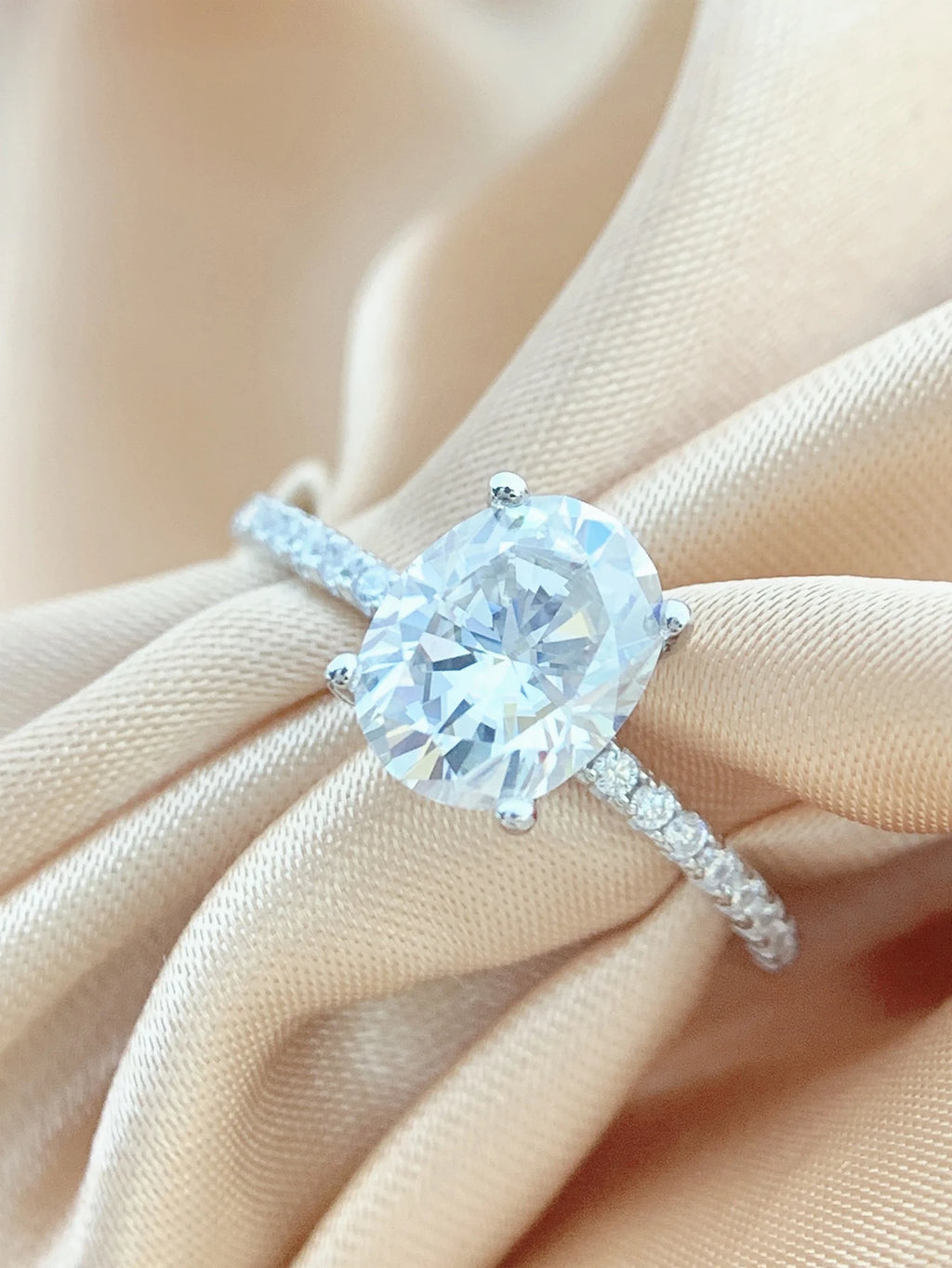 Elegant Luxurious 2-Carat Moissanite Oval Ring in S925 Silver Elegant and Luxurious Product Category Moissanite Rings