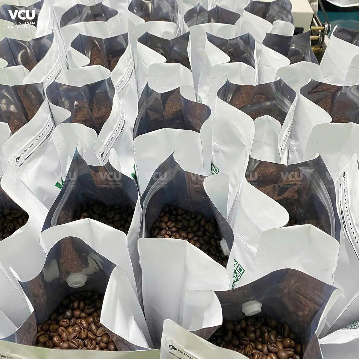 High Grade Vietnamese Robusta Roasted Whole Bean Coffee 100% Single Origin 1kg/Bag Custom Packaging OEM/ODM Available IIglobal