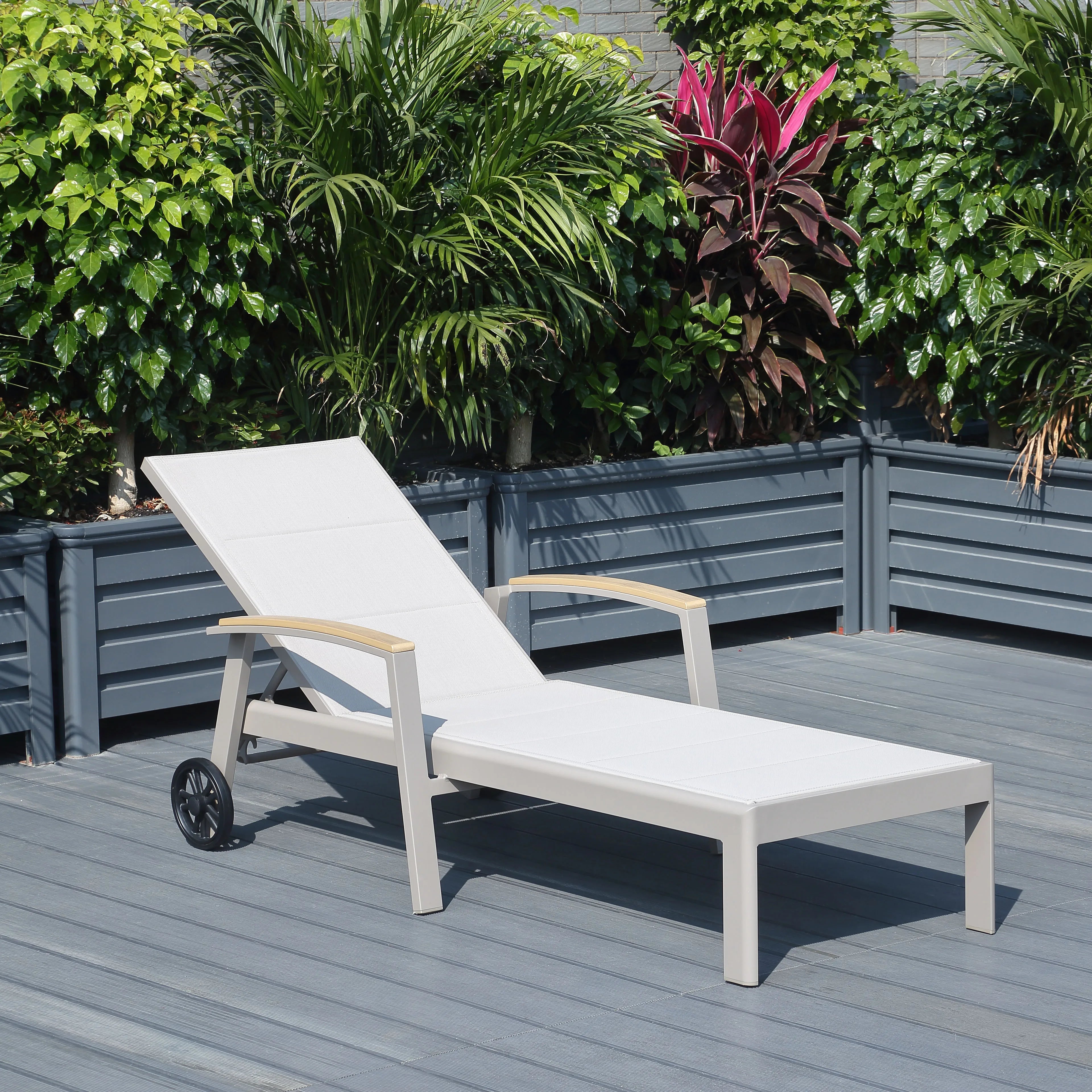Modern Luxury Aluminum Outdoor Pool Loungers Set-Foldable UV Resistant Patio Furniture for Hotel & Villa Use