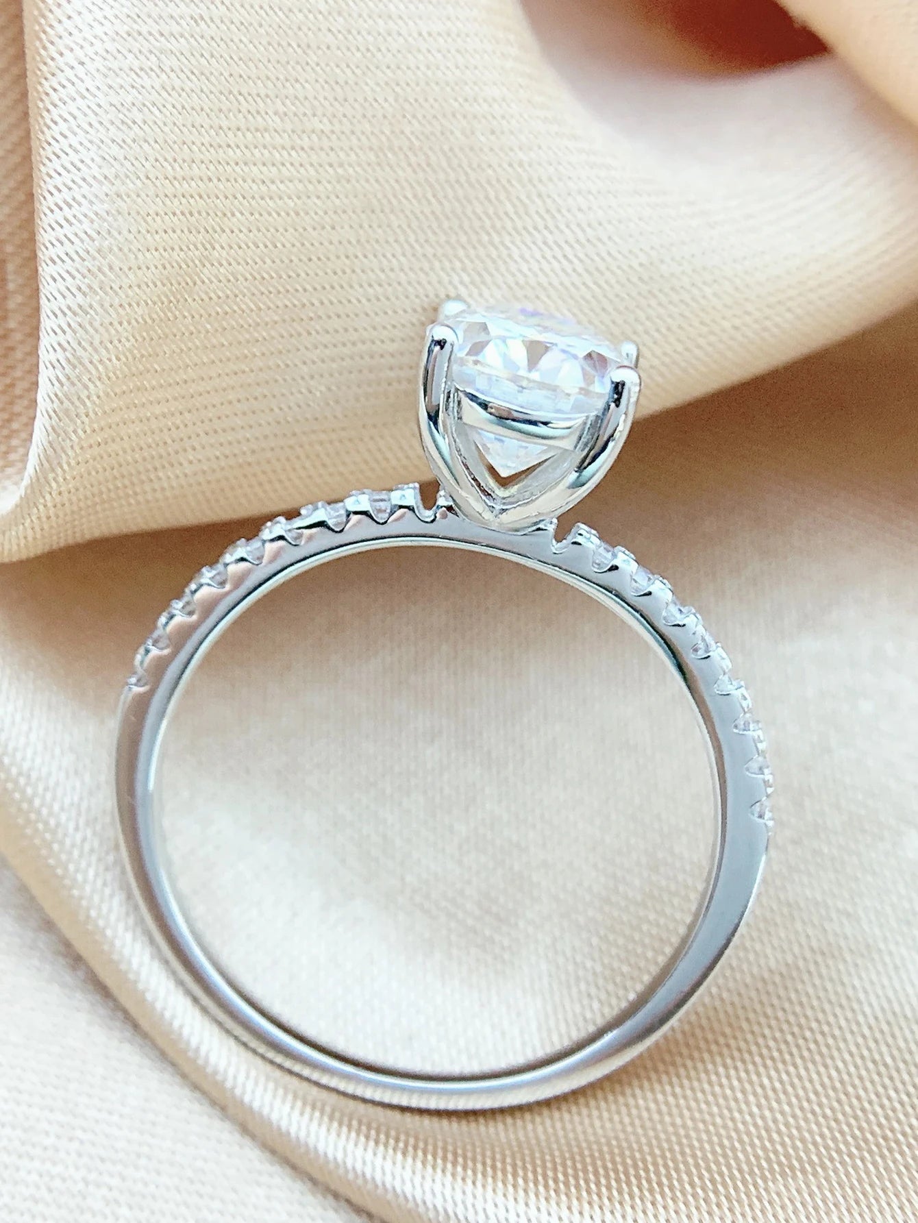 Elegant Luxurious 2-Carat Moissanite Oval Ring in S925 Silver Elegant and Luxurious Product Category Moissanite Rings