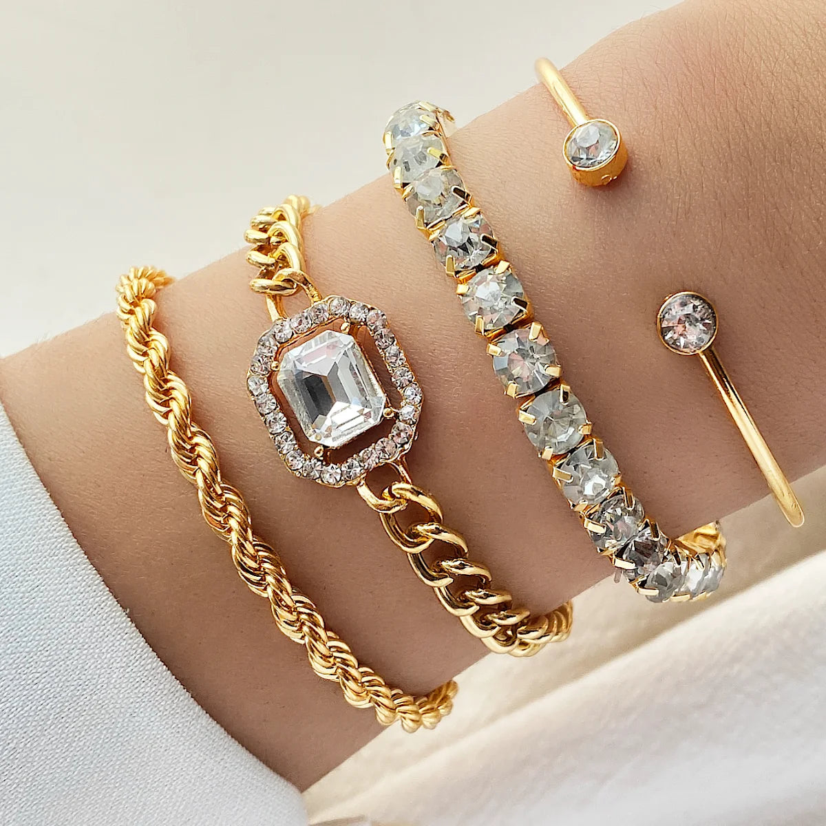New Cute Cat Geometric Diamond Gold Metal Bracelets for Women Crystal Twisted Gold Color Metal Bangle Fashion Jewelry Gifts