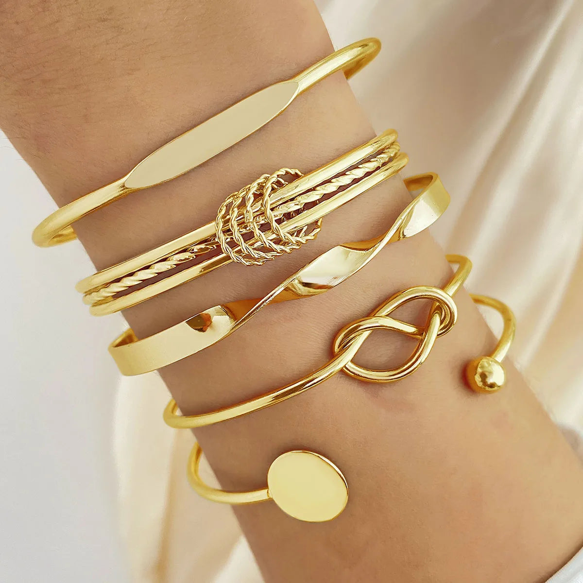 New Cute Cat Geometric Diamond Gold Metal Bracelets for Women Crystal Twisted Gold Color Metal Bangle Fashion Jewelry Gifts