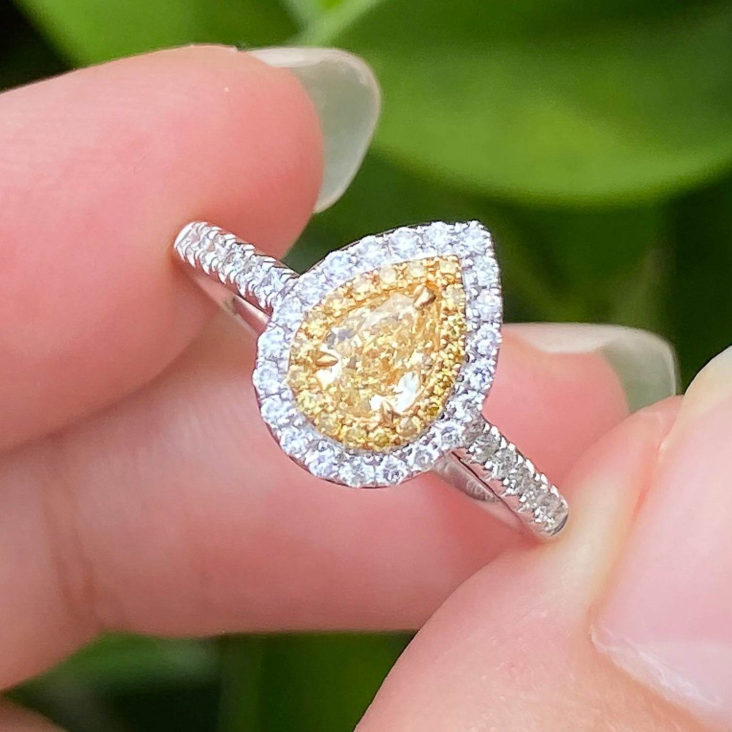 Korea Style Fashion Luxury Jewelry Real 18k Gold Rings Women Gold Pear Natural Yellow Diamond Rings for Couples Online