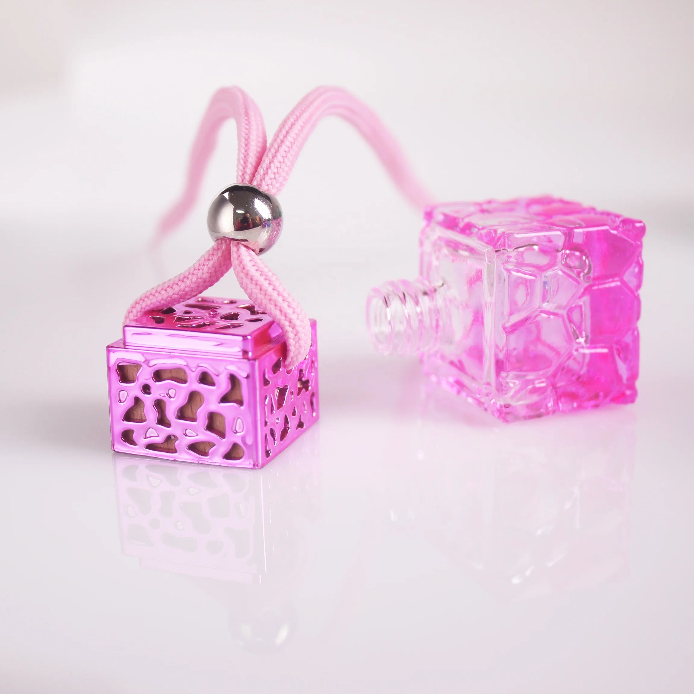 Exquisite 8ml Tinted Honeycomb Shape Car Perfume Bottle Gold Pink Blue Glass Aromatherapy Diffusers for Hanging in Cars