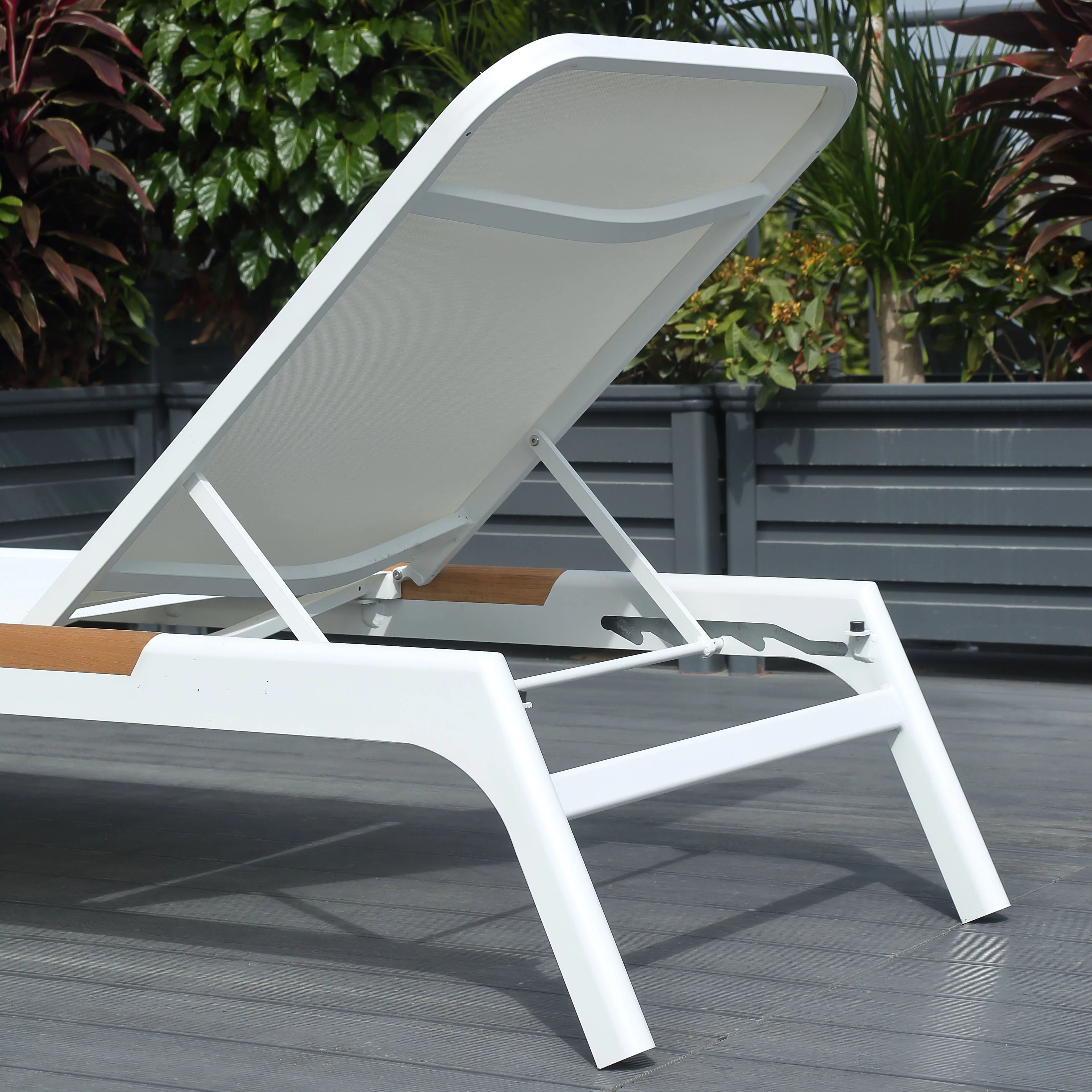Modern Foldable Outdoor Chaise Lounge Adjustable White Beach Garden Courtyard Patio Hotel Poolside Wood Grain Aluminum Frame Sun
