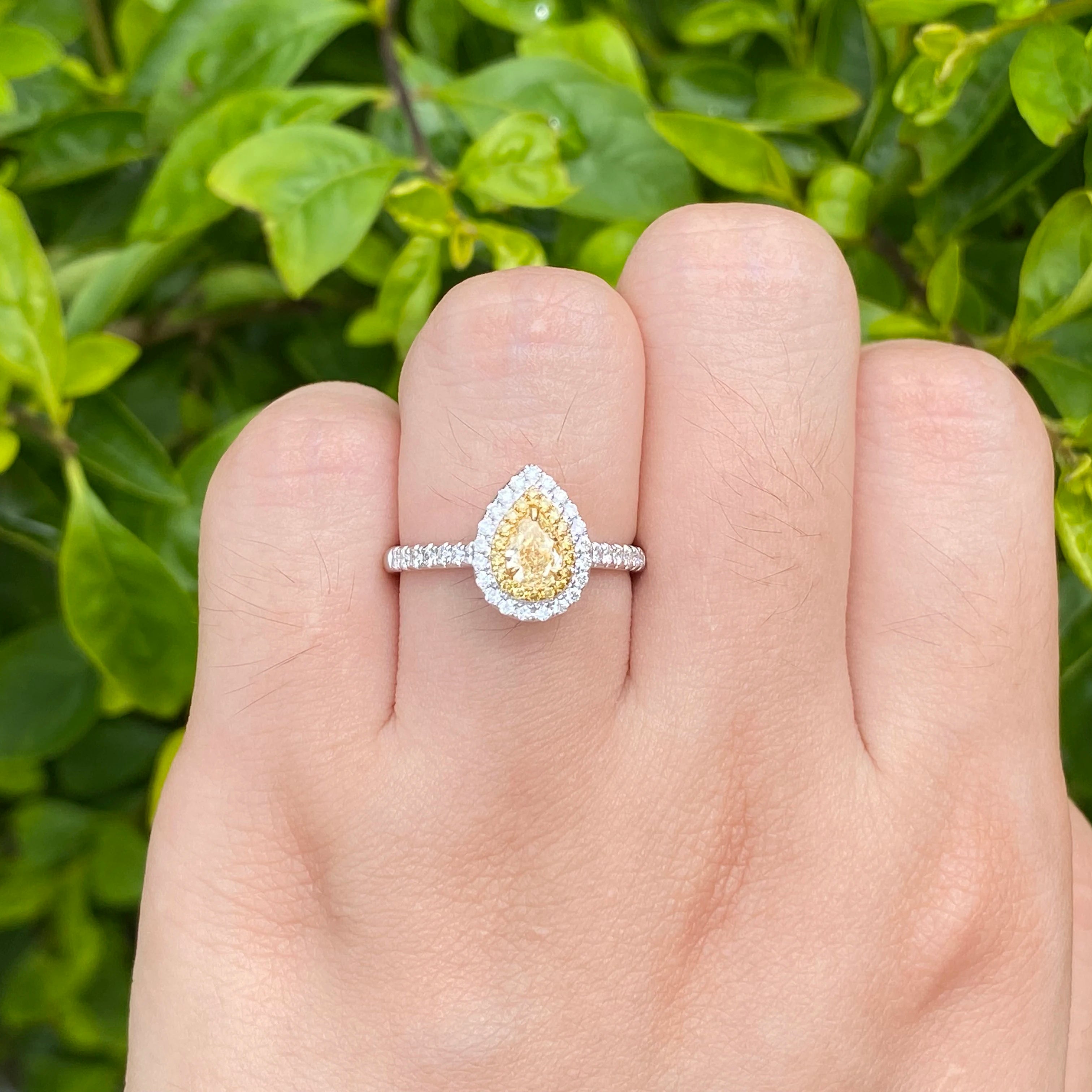 Korea Style Fashion Luxury Jewelry Real 18k Gold Rings Women Gold Pear Natural Yellow Diamond Rings for Couples Online