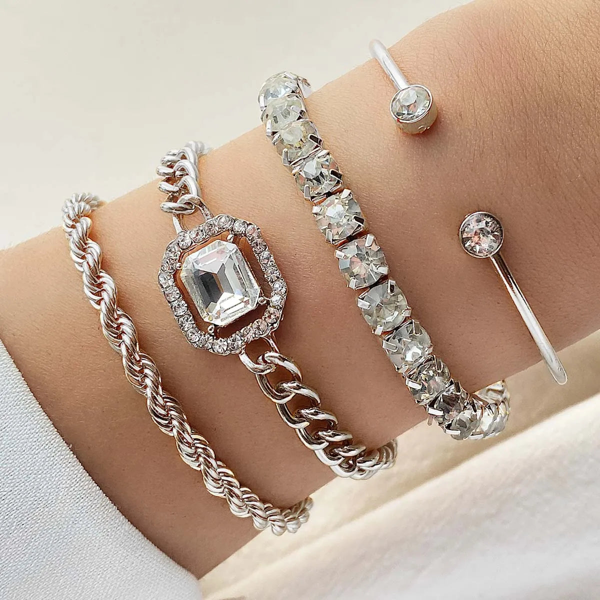New Cute Cat Geometric Diamond Gold Metal Bracelets for Women Crystal Twisted Gold Color Metal Bangle Fashion Jewelry Gifts