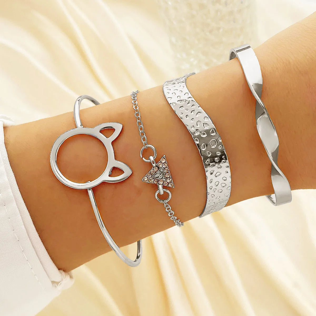 New Cute Cat Geometric Diamond Gold Metal Bracelets for Women Crystal Twisted Gold Color Metal Bangle Fashion Jewelry Gifts