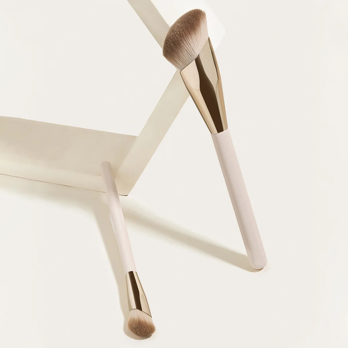 High Quality Thumb Shaped Foundation Brush Private Label Synthetic Hair Used for Concealer Makeup