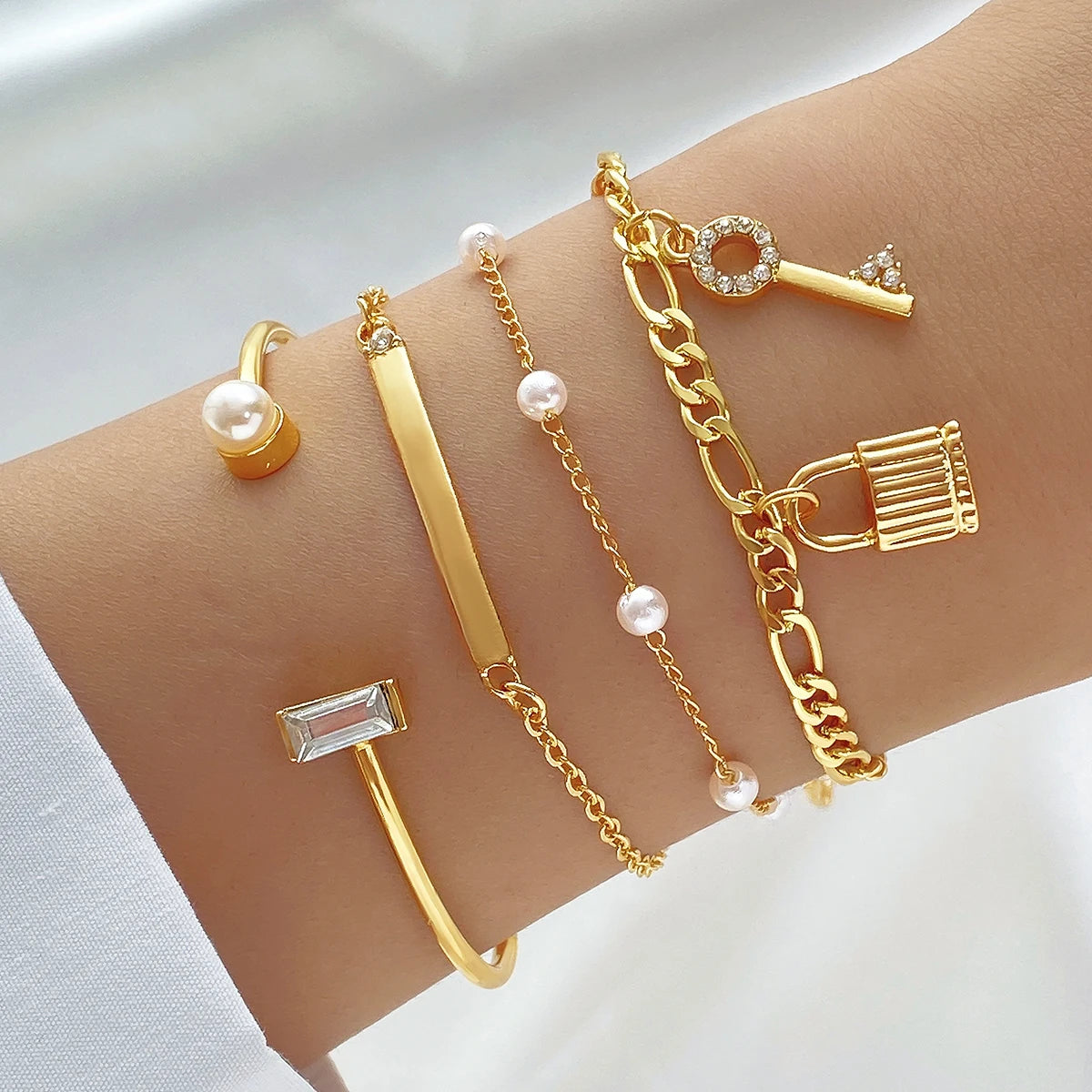 New Cute Cat Geometric Diamond Gold Metal Bracelets for Women Crystal Twisted Gold Color Metal Bangle Fashion Jewelry Gifts
