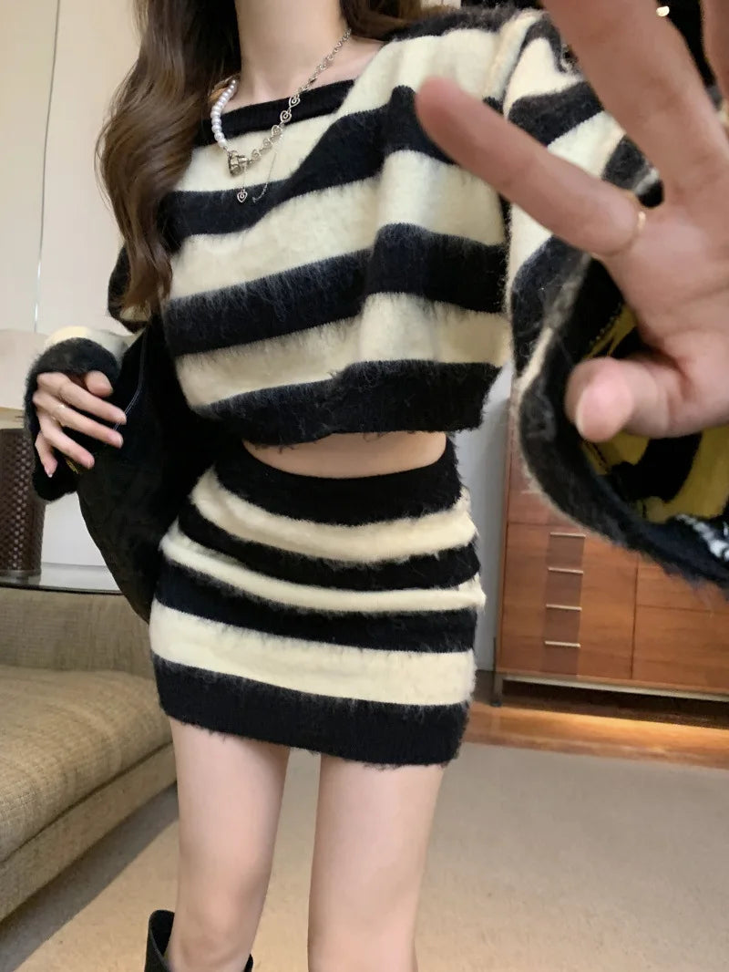 Fashion Lady Autumn New Arrival Crew Neck Long Sleeve Pearl Beading Jumper  and Hip Wrap Skirt Sweater Set
