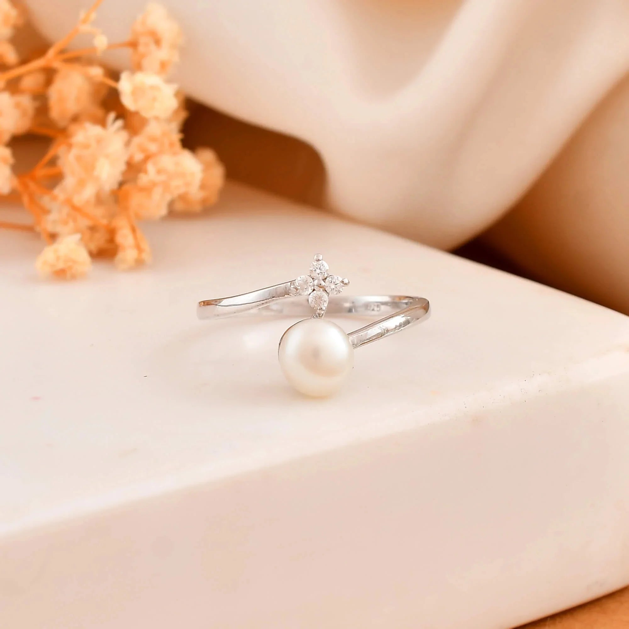 Women's Silver Classic Heart-Shaped Pearl Ring Rose Gold/Platinum Plated Elegant Pearl Set Sleek Band Wedding Engagement Gift