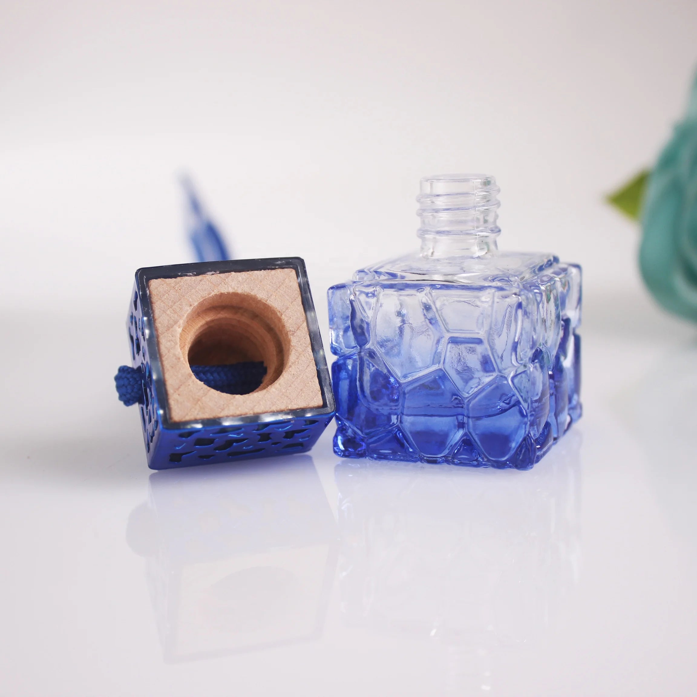Exquisite 8ml Tinted Honeycomb Shape Car Perfume Bottle Gold Pink Blue Glass Aromatherapy Diffusers for Hanging in Cars