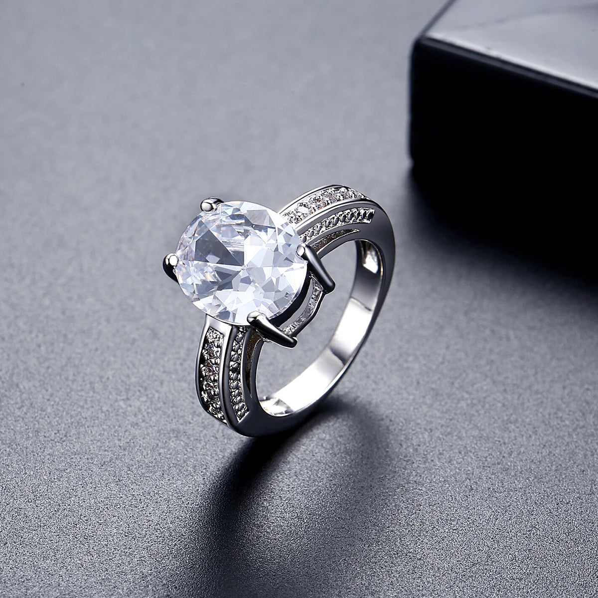 LUOTEEMI Fashion Jewelry Couple Wedding Rings One Oval Cut CZ Zircon Vintage CZ Engagement Rings