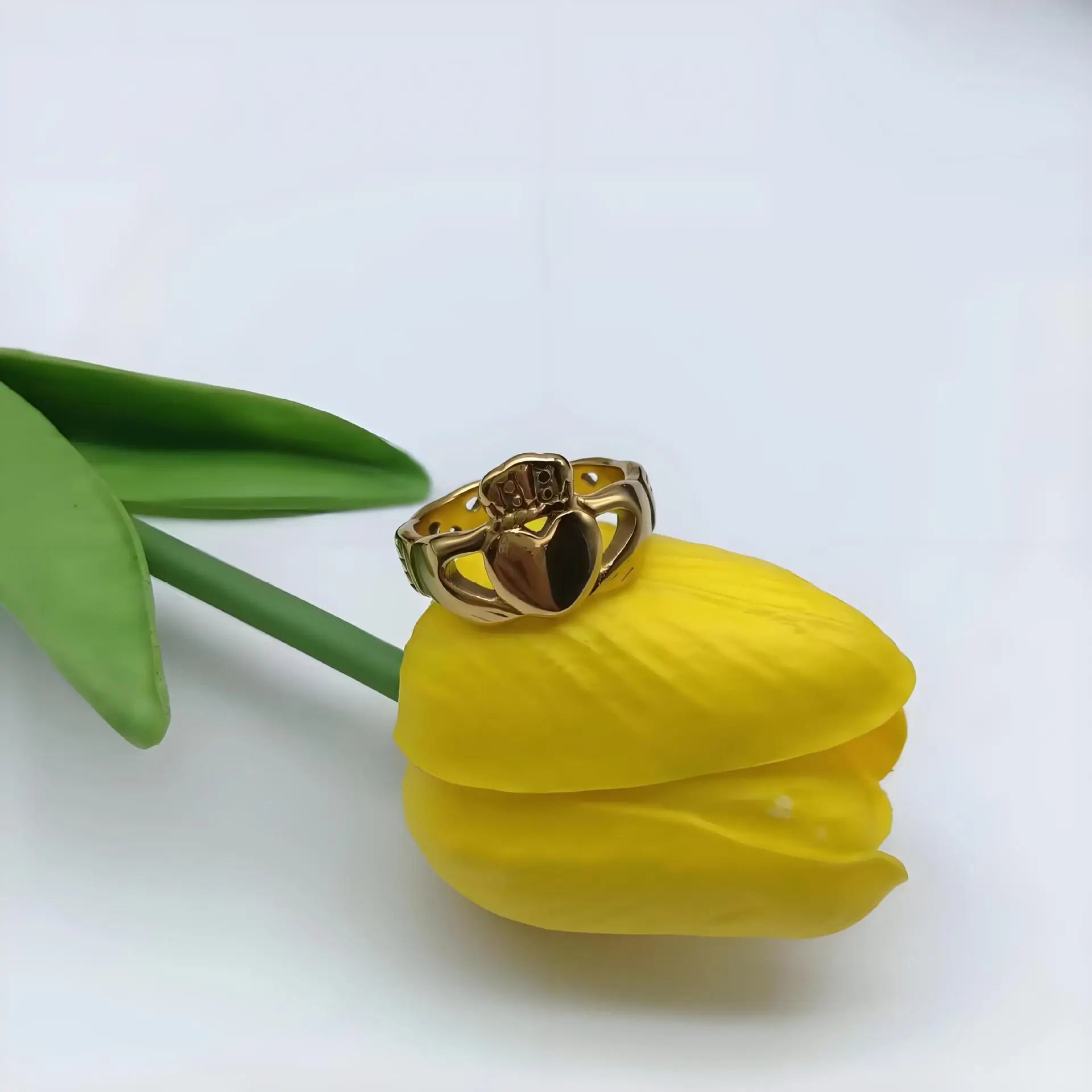 Irish Claddagh Style Wholesale Jewelry Gold and Silver Color Crown Rings in Gold Plated Stainless Steel