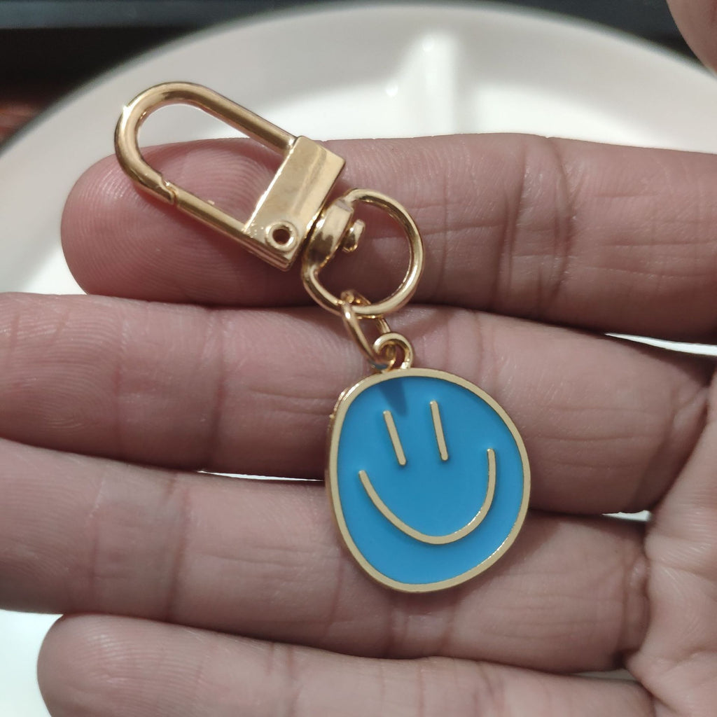 Cross-border e-commerce alloy color dripping smiley face keychain electroplated gold irregular expression bag pendant accessories
