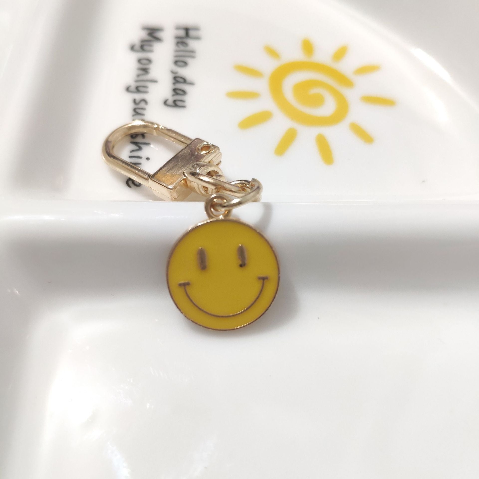 Cross-border e-commerce alloy color dripping smiley face keychain electroplated gold irregular expression bag pendant accessories