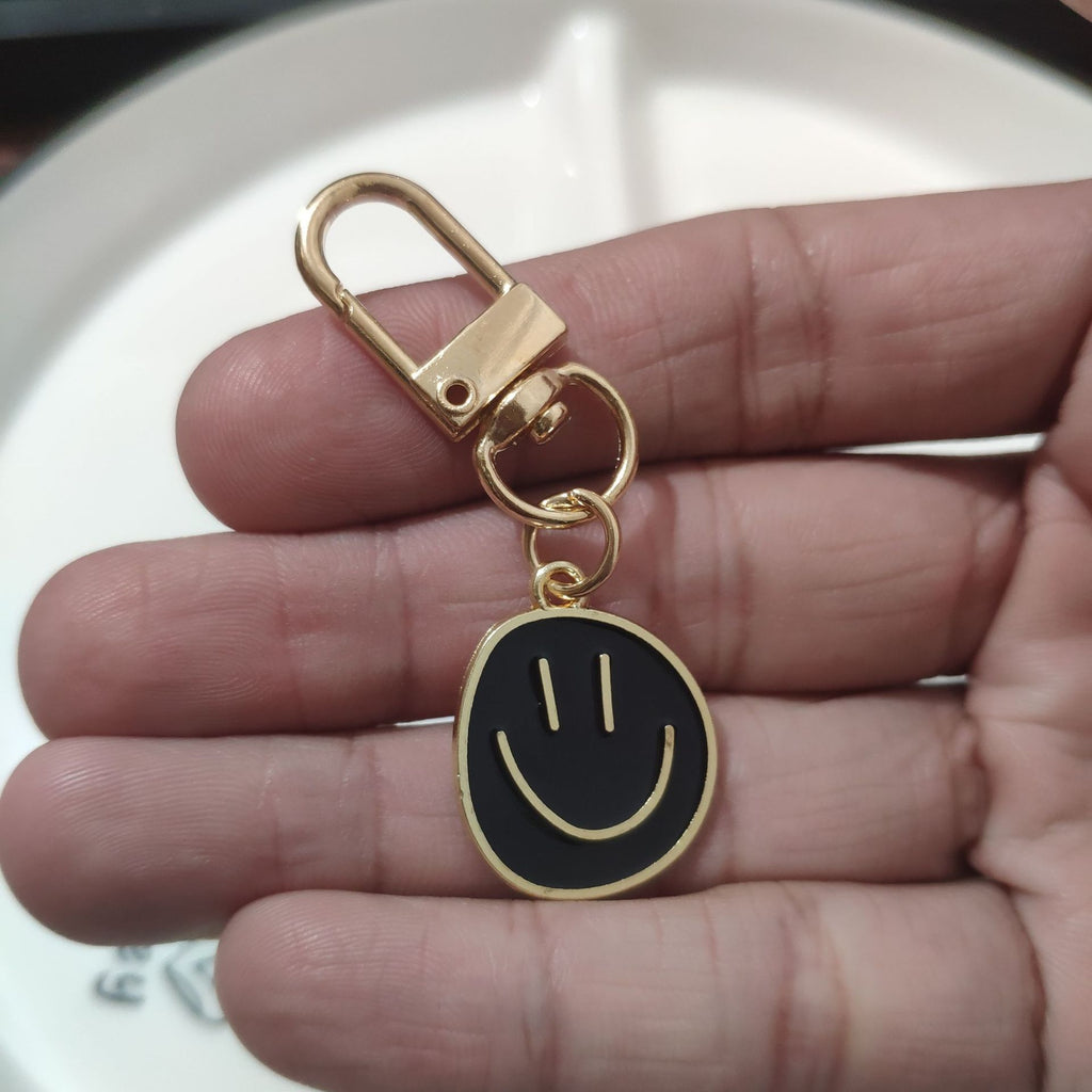 Cross-border e-commerce alloy color dripping smiley face keychain electroplated gold irregular expression bag pendant accessories