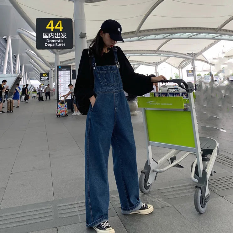 Versatile denim overalls for women, new design in spring and autumn 2026, retro style, loose straps, wide-leg long pants.