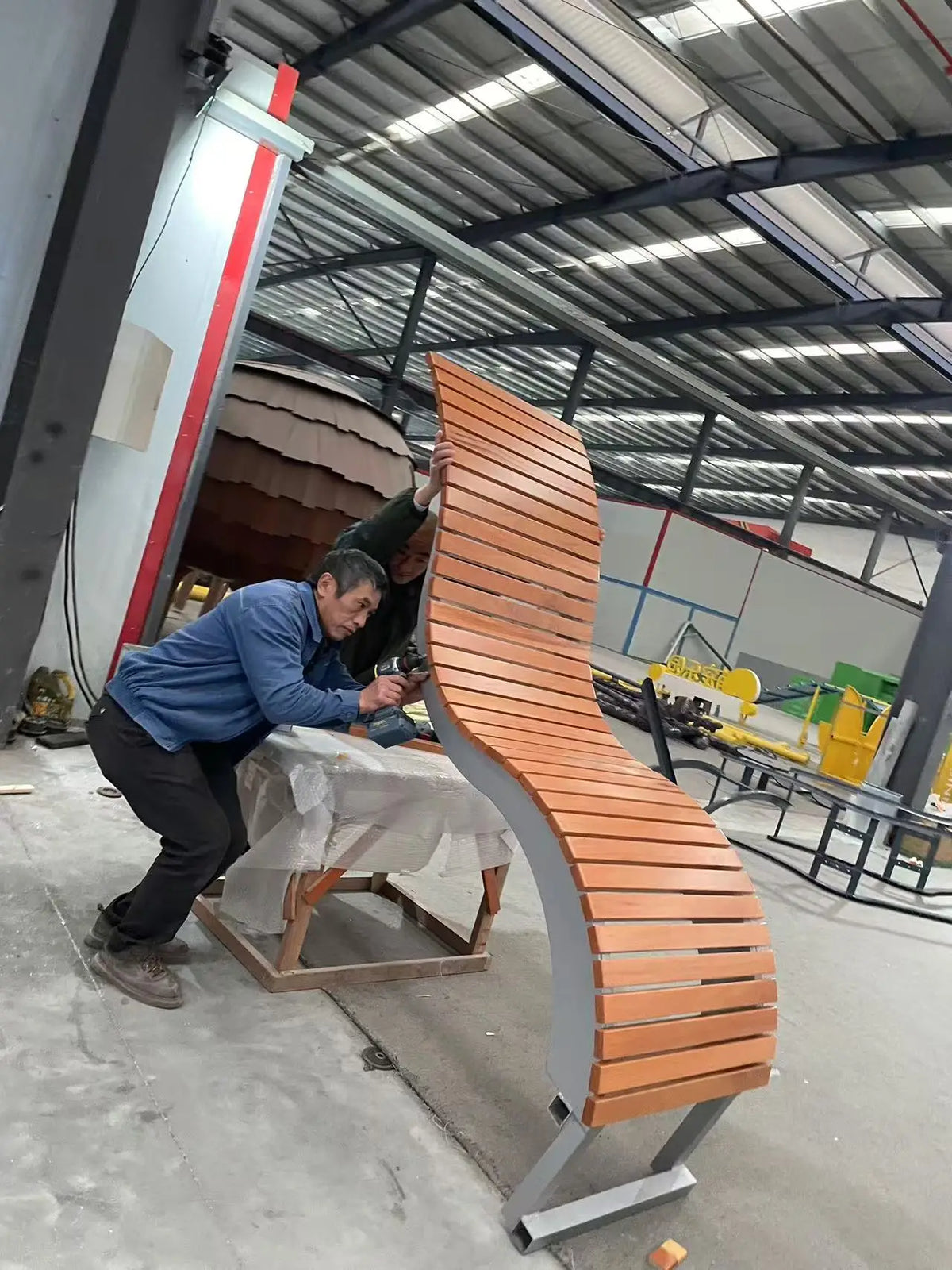 Factory Customized Wooden Outdoor Sun Lounger Ergonomic Sun Lounger Curved Wooden Garden Sun Lounger