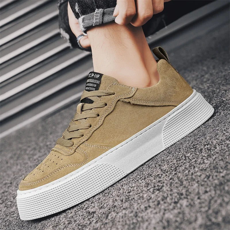 Men's sports soft-soled breathable and comfortable sneakers are trendy to pair with fashionable casual sports shoes