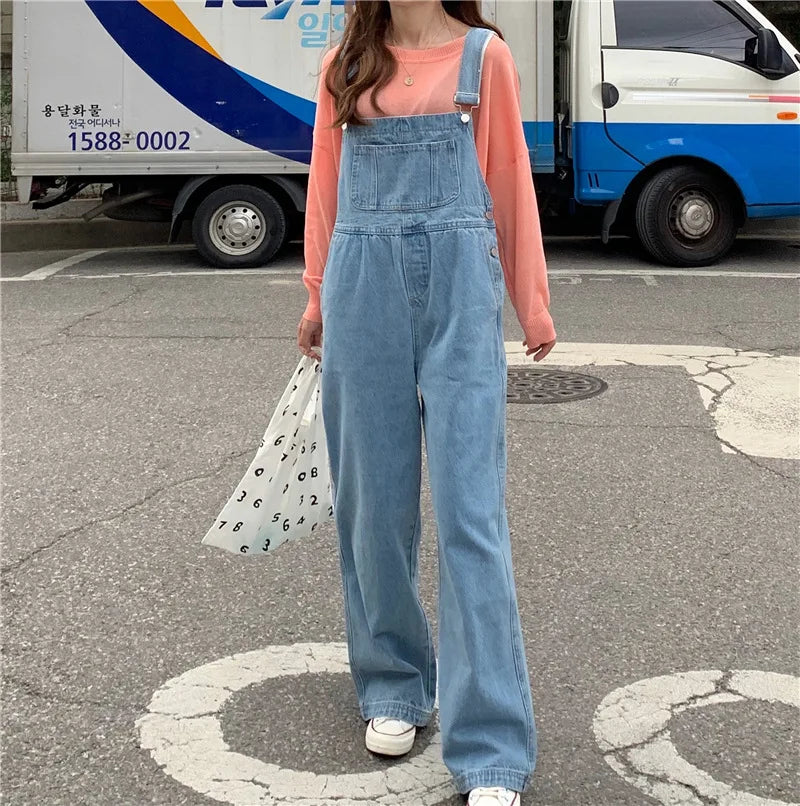 Versatile denim overalls for women, new design in spring and autumn 2026, retro style, loose straps, wide-leg long pants.