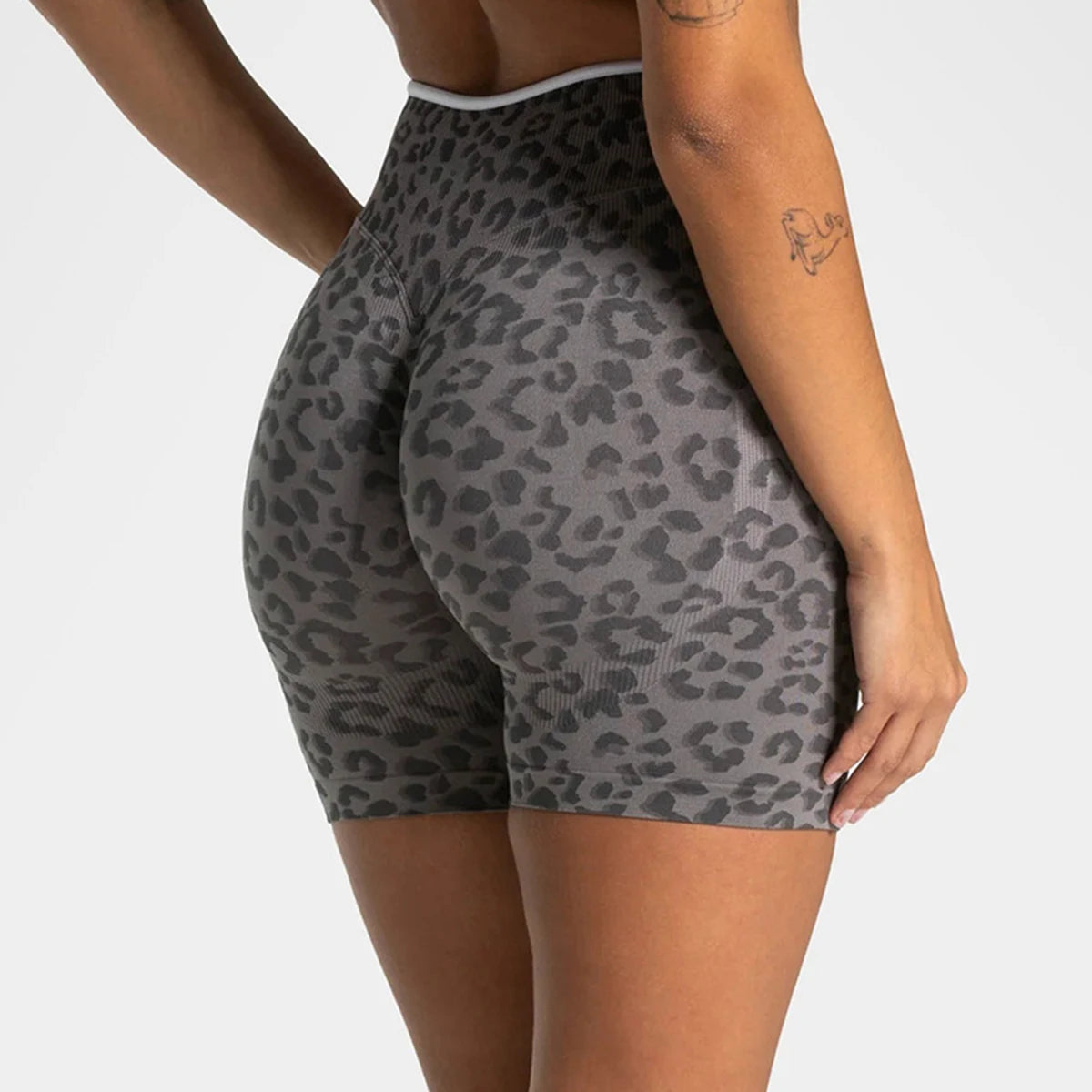 Seamless Yoga Shorts Women Leopard Print Sports Tights Hip Lifting Short Leggings Running Sports Shorts Fitness Gym Shorts