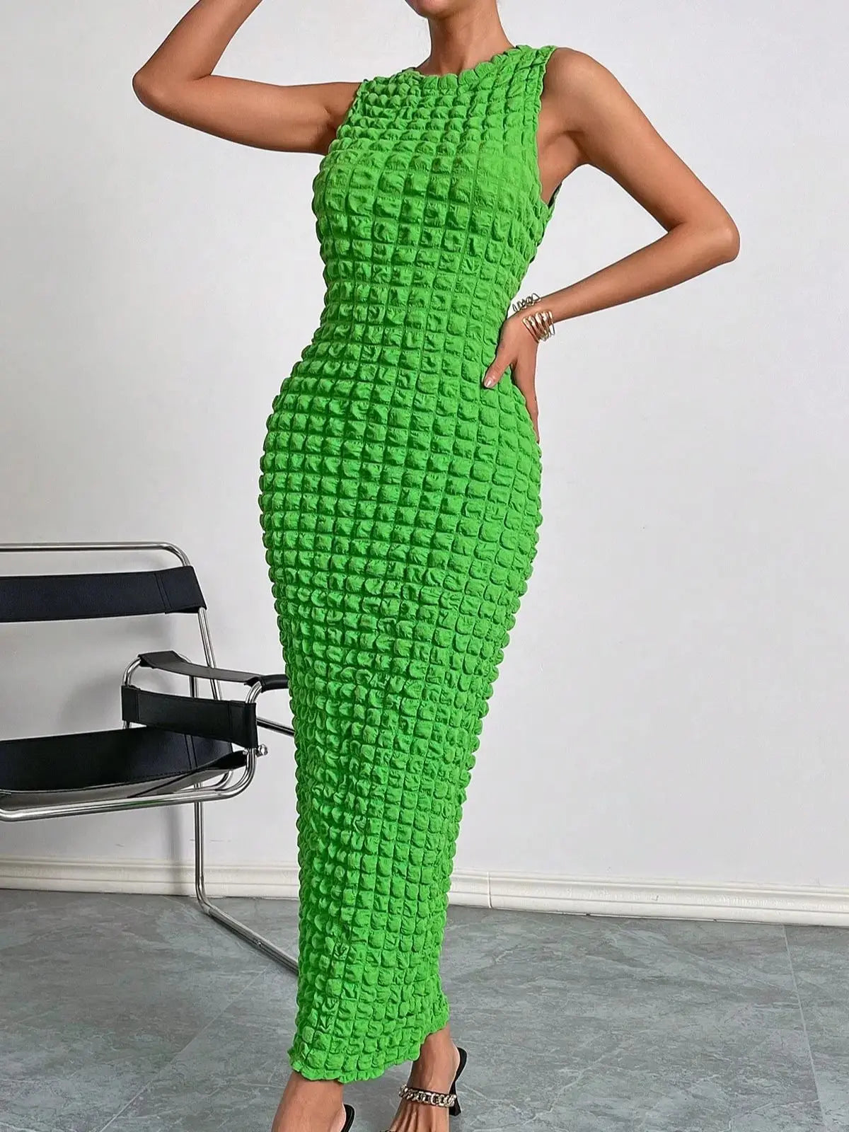 A casual and elegant lady's small round-neck fashionable sleeveless popcorn long dress for a date