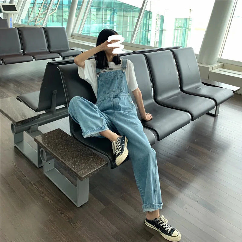 Versatile denim overalls for women, new design in spring and autumn 2026, retro style, loose straps, wide-leg long pants.