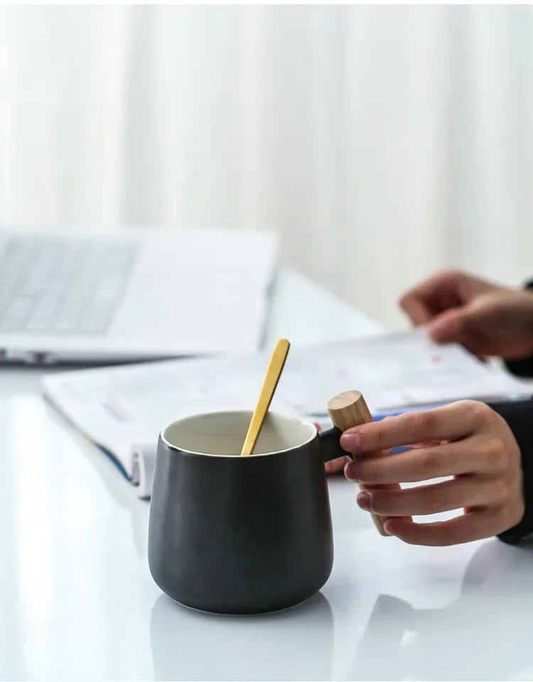 Nordic Style Black White Fat Body Coffee Mug with Wooden Handle and Spoon Modern Office Use Water Milk Drinks Ceramic Cups