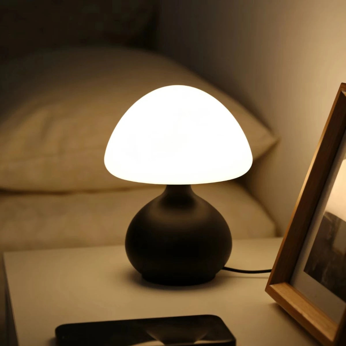 USB Powered Mushroom Table Lamp, Ambient Light, Bedroom Modern Simple and Atmospheric Table Lamp, Small Night Light, Decorative