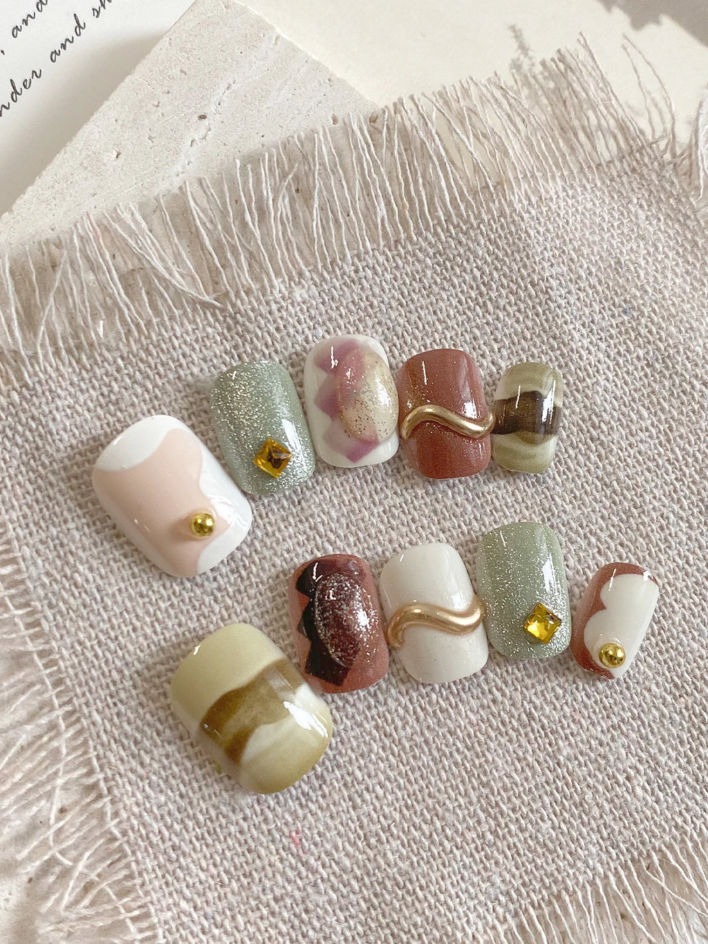 10 Pieces of Marble-Patterned, Gilded, Curved, Short Square-Round Handmade Nails, Suitable for Autumn and Winter Coats, Korean-Style Work Attire, Retro Artistic Outfits, Milk Tea Dates, Lazy Knitwear, and Gentle Mature Styles