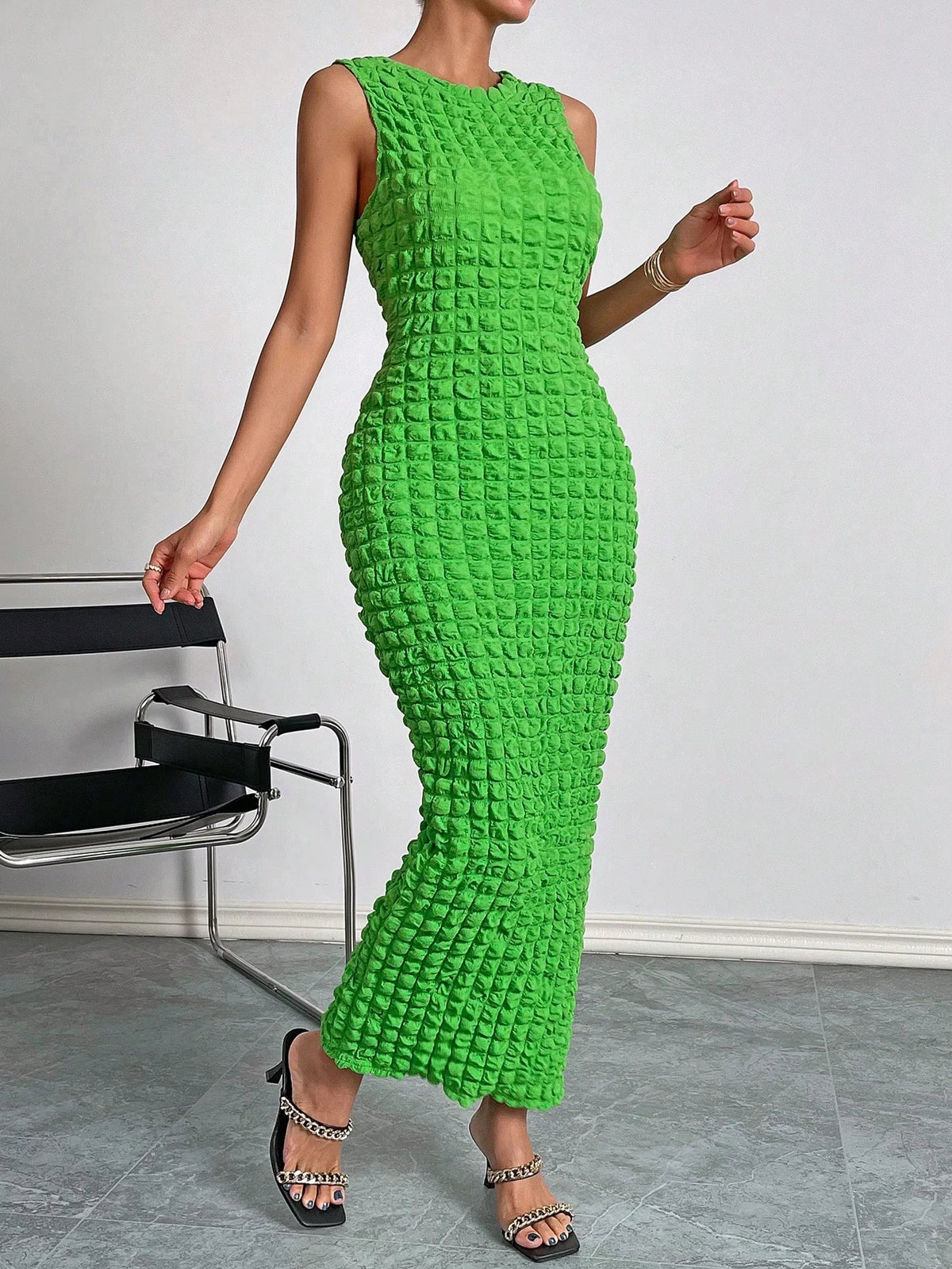 A casual and elegant lady's small round-neck fashionable sleeveless popcorn long dress for a date