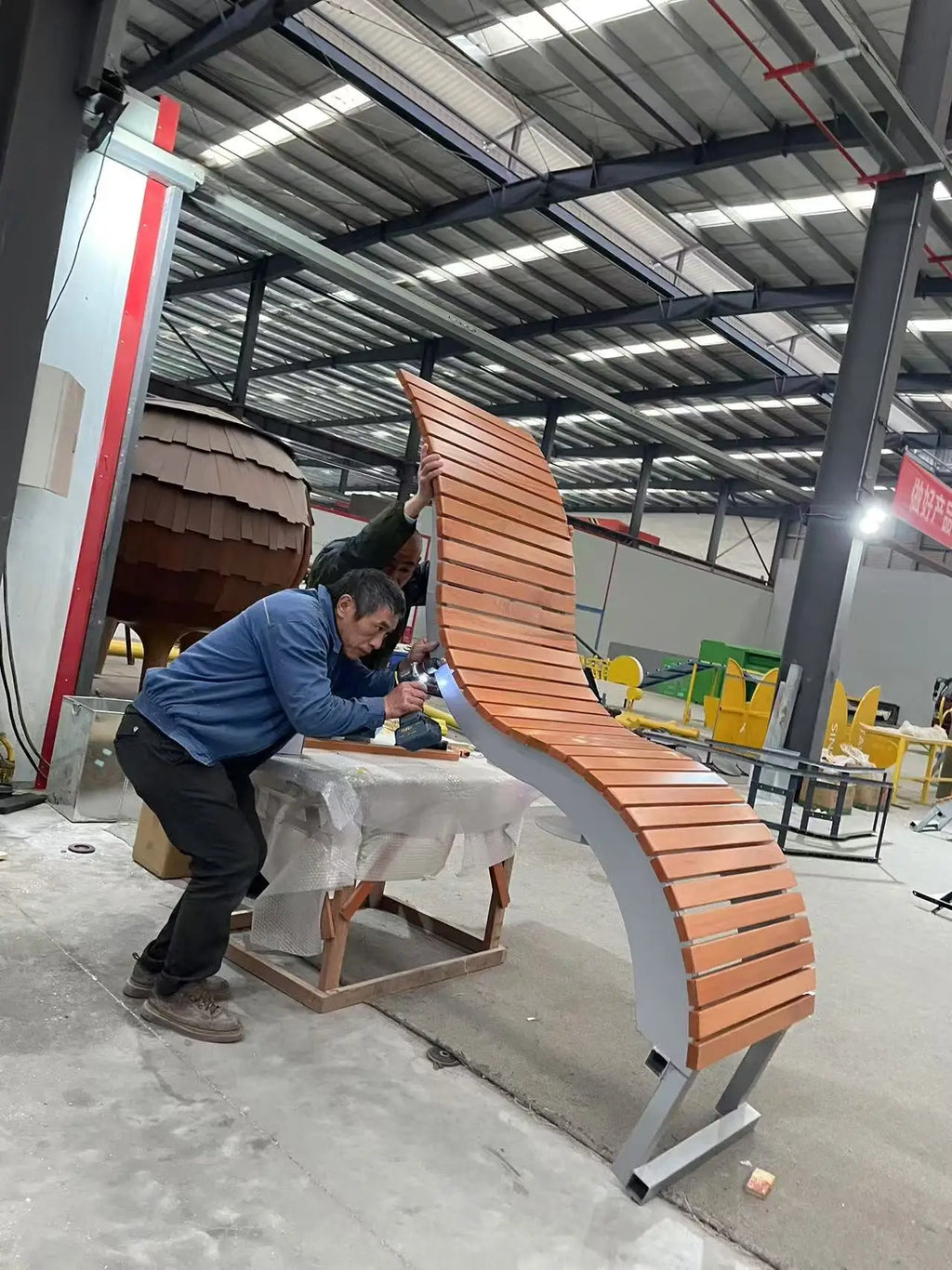 Factory Customized Wooden Outdoor Sun Lounger Ergonomic Sun Lounger Curved Wooden Garden Sun Lounger