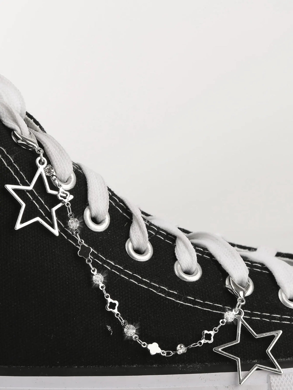 Lucky Four-Leaf Clover with Diamond-Studded Hollow Chain Design Shoe Decoration, Personalized Versatile Star Charm, Y2K Boot Shoe Accessory, Detachable Shoelace Chain, Winter Shoes, Snow Boots, Casual Shoes, DIY Shoe Decorati