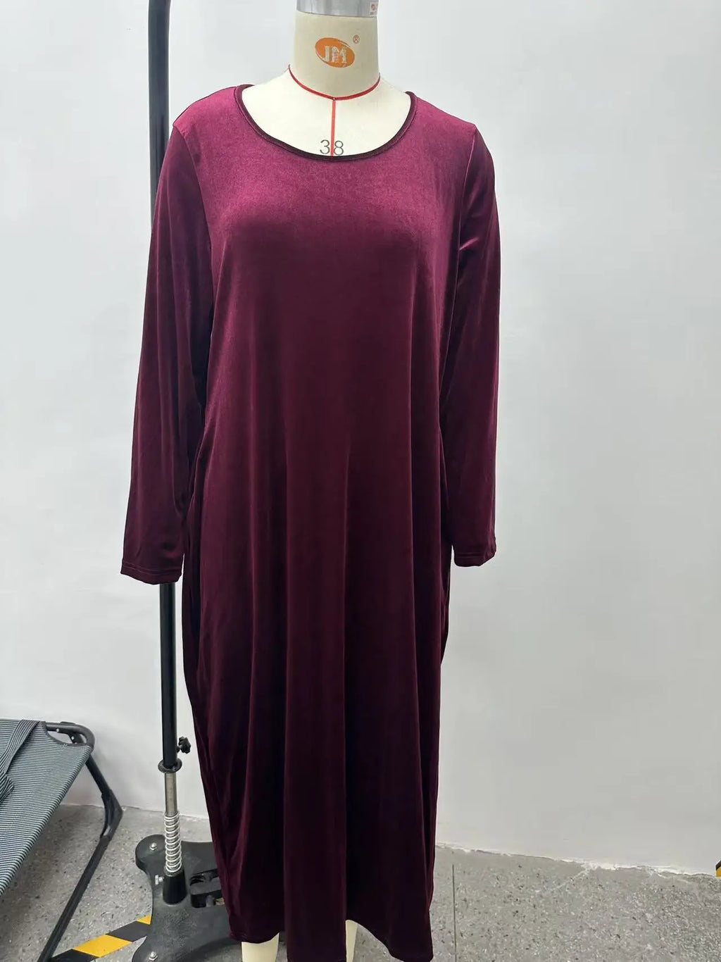 2026 Fall/Winter Velvet Long Dress – Round Neck, Long Sleeves, Floor-Length, Elegant Velvet Evening Gown