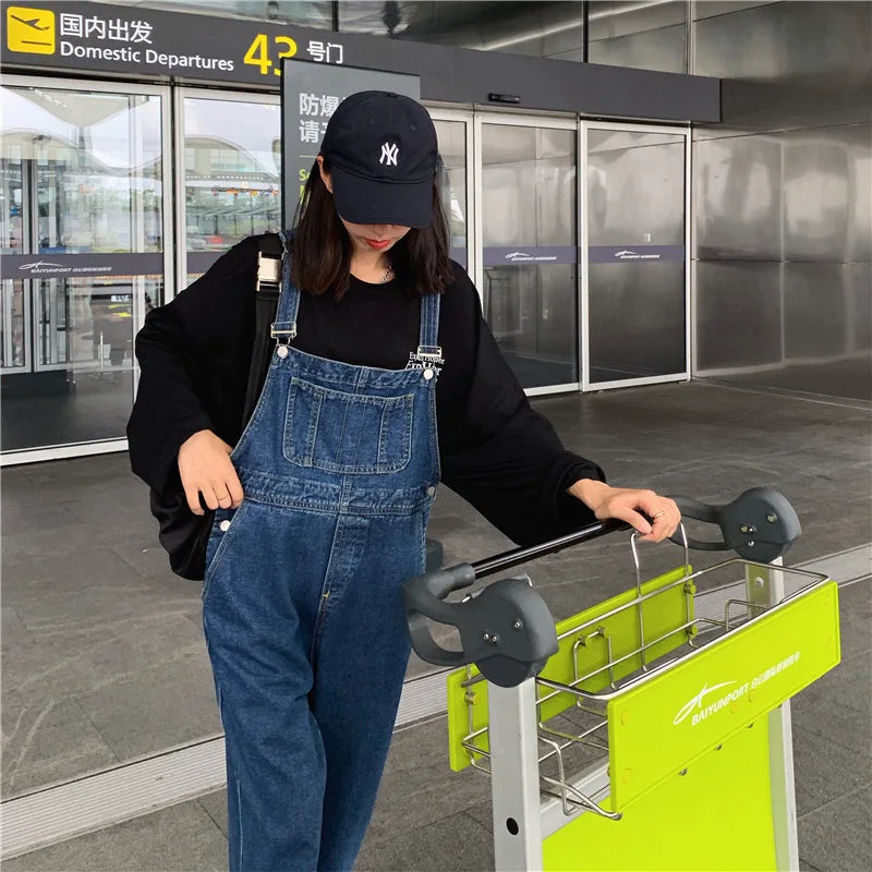 Versatile denim overalls for women, new design in spring and autumn 2026, retro style, loose straps, wide-leg long pants.