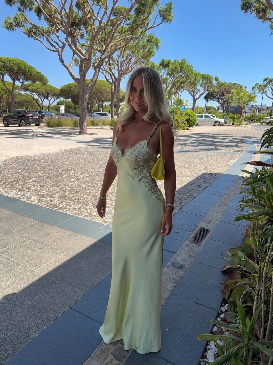 Lace Patchwork Satin Maxi Dress For Women Butter Yellow V Neck Sleeveless Vestidos Adjustable Rhinestone Straps Evening Dresses