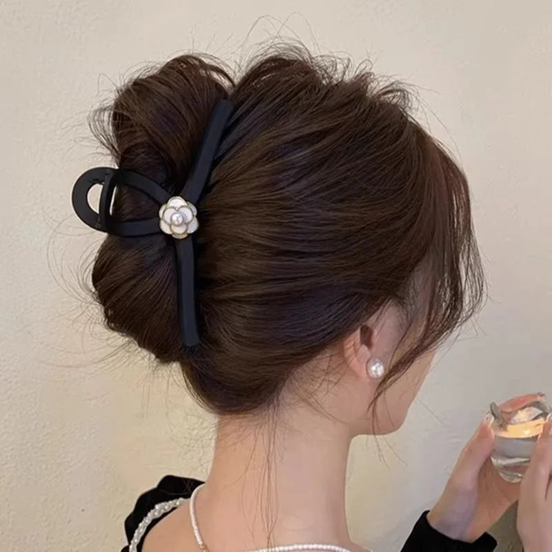 Large, Elegant Black Matte Camellia Hair Clip, French Style, New Design, High-end Shark Clip for The Back of The Head.