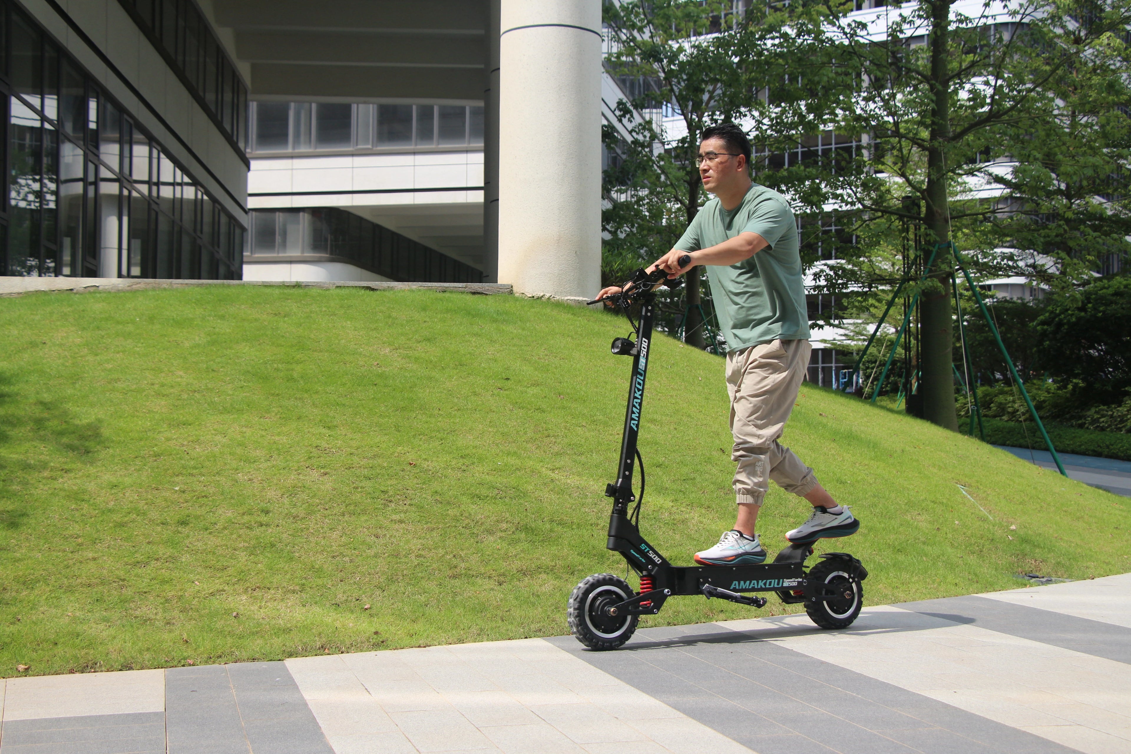 Amakou 11-inch 9000w 72v 40ah 105km/h 120km Range Alloy Frame TFT LCD Screen Dual Motors Powerful Electric Scooter For Adults