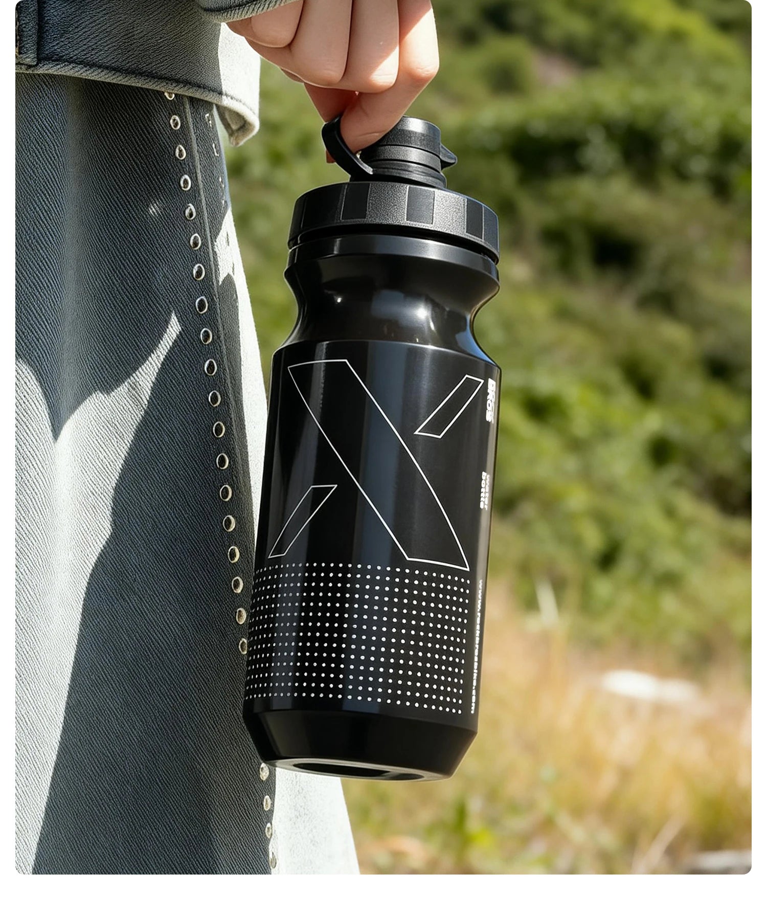 ROCKBROS Cycling Water Bottle 600ml Large Capacity Lightweight Squeeze Type Sports Bottle with Dust Cover Leakproof Water Bottle
