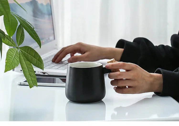 Nordic Style Black White Fat Body Coffee Mug with Wooden Handle and Spoon Modern Office Use Water Milk Drinks Ceramic Cups