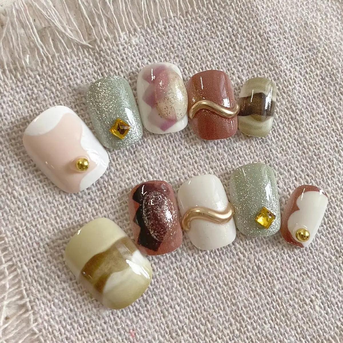10 Pieces of Marble-Patterned, Gilded, Curved, Short Square-Round Handmade Nails, Suitable for Autumn and Winter Coats, Korean-Style Work Attire, Retro Artistic Outfits, Milk Tea Dates, Lazy Knitwear, and Gentle Mature Styles