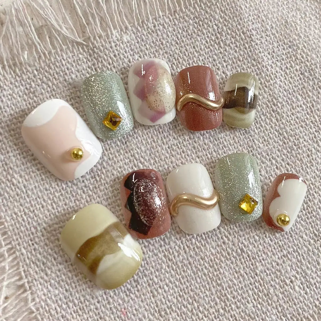 10 Pieces of Marble-Patterned, Gilded, Curved, Short Square-Round Handmade Nails, Suitable for Autumn and Winter Coats, Korean-Style Work Attire, Retro Artistic Outfits, Milk Tea Dates, Lazy Knitwear, and Gentle Mature Styles