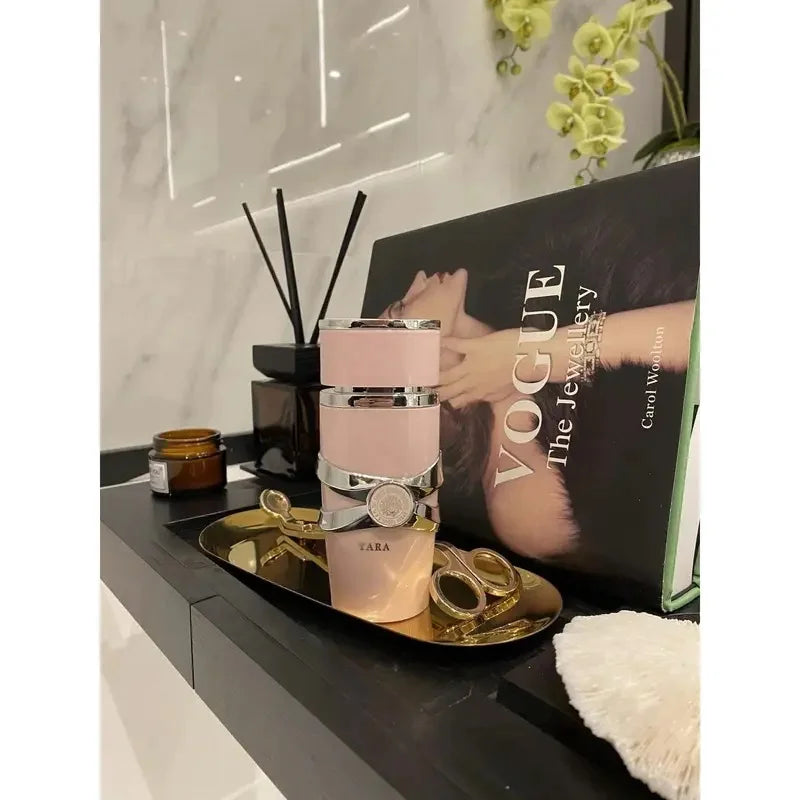 YARA Yala perfume is a soft and sweet oriental flower and fruit fragrance perfume. The tail notes of vanilla, musk, and amber are sweet and elegant, exuding a gentle and charming Middle Eastern charm. The pink bottle body des
