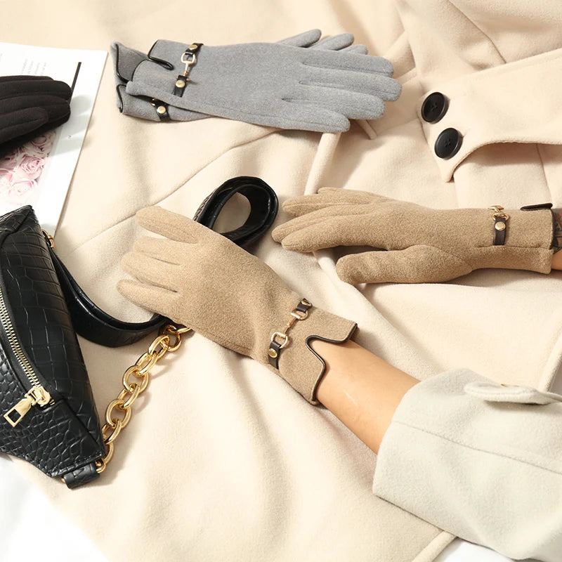 Women's winter thermal gloves with added fleece, decorated with metal chains, suitable for driving and cycling, a pair of touchscreen-compatible gloves