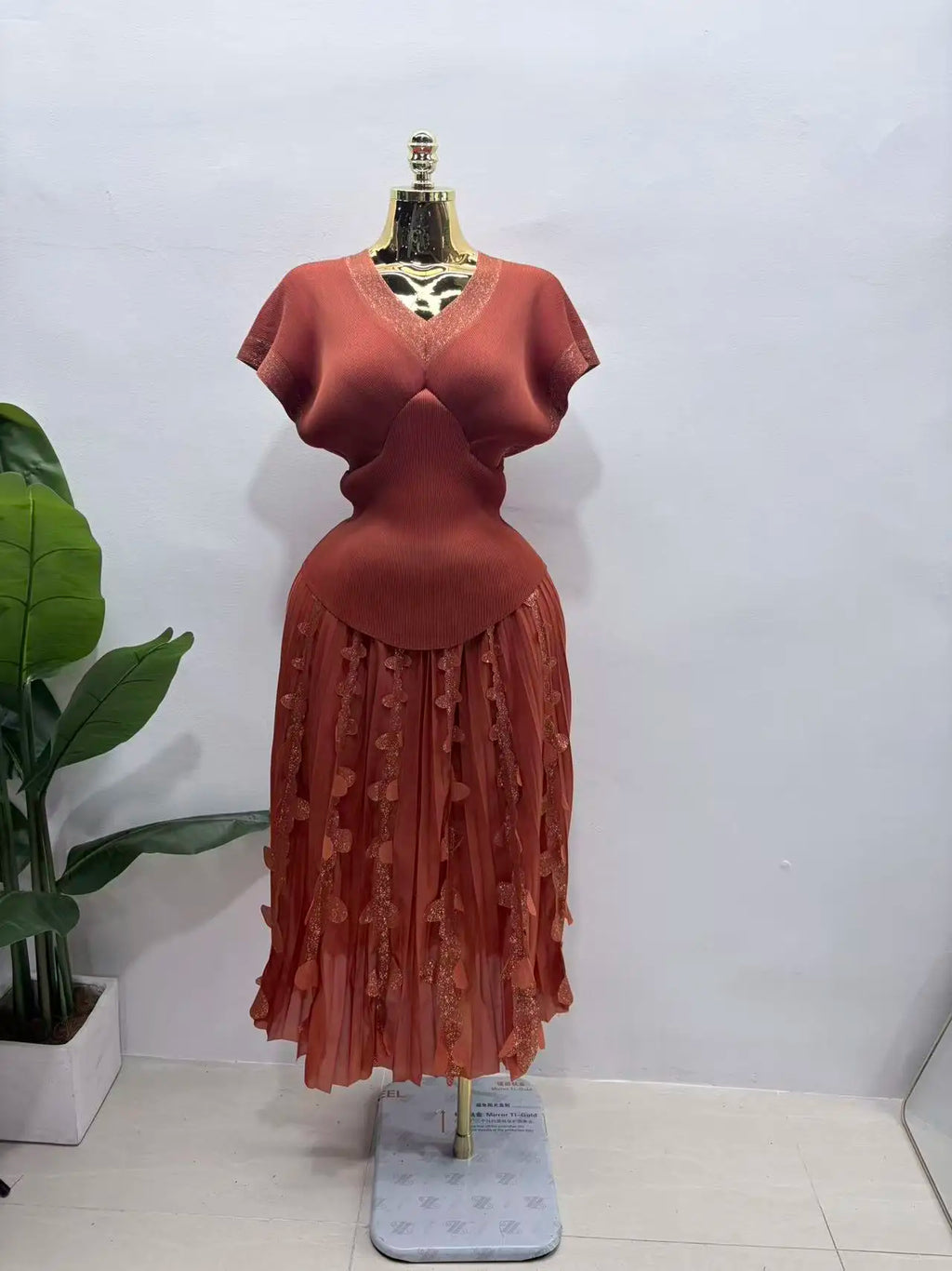 2026 Spring and Summer Retro High Waist and Thin Bronzing Suit  V-neck Bat Sleeve Versatile T-shirt Skirt Two-piece Suit Women