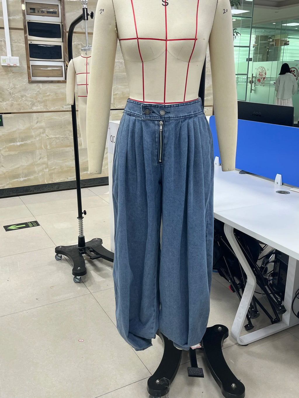 Women Y2k Loose Fit Denim Harem Long Pants Button Zipper High Waist Pleated Bloomers Wide Leg Baggy Trousers with Pockets