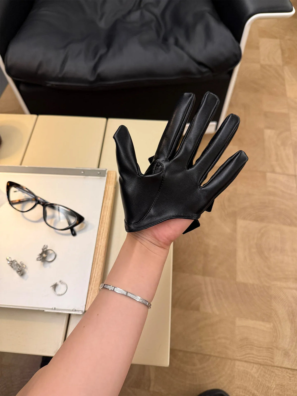 High-level Luxury Camellia Leather Gloves Korean Ins Style Hepburn Style Exquisite Dress Gloves Photo Props Bride Wedding Gloves